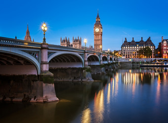 大我女王伊丽莎白塔和西敏寺桥照亮大我女王伊丽莎白塔和西敏寺桥照亮的早....伦敦曼联王国