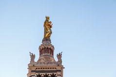金雕像的麦当娜持有的小耶稣的前巴黎圣母院守卫马赛法国
