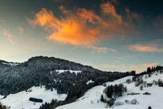 美丽的日落法国阿尔卑斯山脉附近梅杰夫法国
