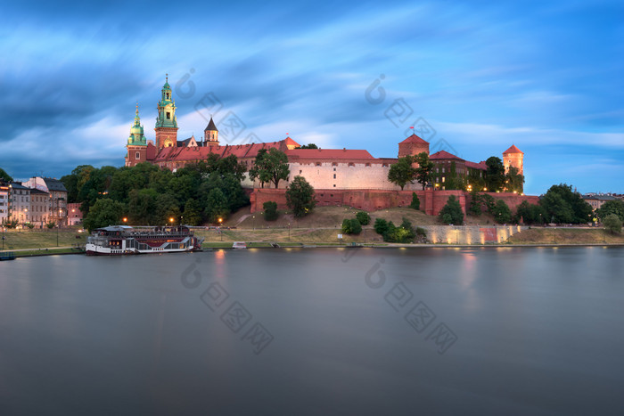 克拉科夫波兰6月的瓦维尔城堡和维斯瓦河河的晚上克拉科夫波兰瓦维尔城堡是建的要求王卡西米尔3的伟大的