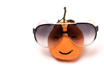 笑脸橙色穿的眼睛眼镜白色背景车笑脸橙色穿的眼睛眼镜白色背景卡通情感脸橙色孤立的