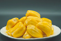 新鲜的菠萝蜜片白色板甜蜜的黄色的菠萝蜜新鲜的菠萝蜜片白色板甜蜜的黄色的菠萝蜜成熟的素食者素食主义者生食物异国情调的热带水果孤立的