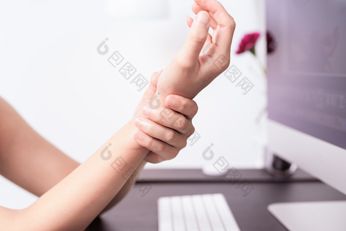 女人手腕手臂疼痛长使用鼠标办公室办公室并发症状女人手腕手臂疼痛长使用鼠标办公室办公室并发症状医疗保健和医学概念
