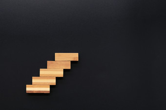 木块叠加一步楼梯业务概念为木块叠加一步楼梯业务概念为增长成功<strong>的</strong>空白为复制文本