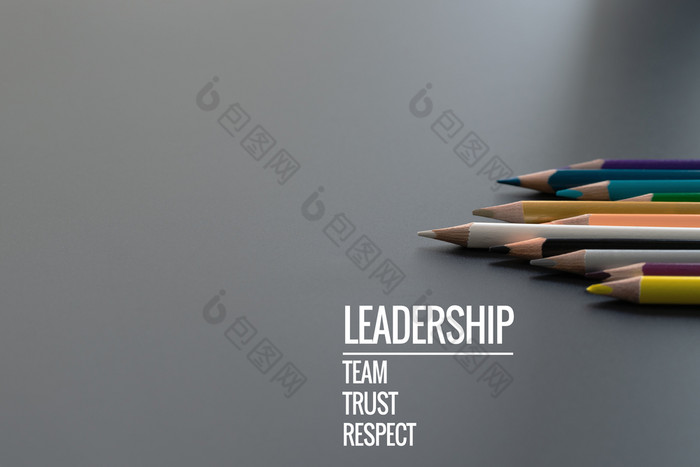领导业务概念黄金颜色铅笔引领其他颜色领导业务概念黄金颜色铅笔引领其他颜色与词领导团队信任和尊重黑色的背景