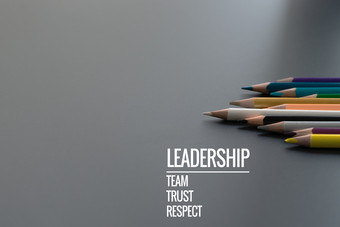 领导业务概念黄金颜色铅笔引领其他颜色领导业务概念黄金颜色铅笔引领其他颜色与词领导团队信任和尊重黑色的背景