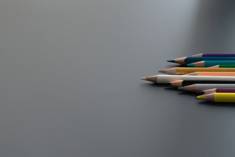 领导业务概念白色颜色铅笔引领其他颜色领导业务概念白色颜色铅笔引领其他颜色黑色的背景