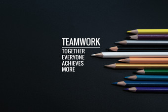 团队合作概念集团颜色铅笔黑色的背景与团队合作概念集团颜色铅笔黑色的背景与词团队合作在一起每一个人达到和更多的
