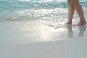 海滩旅行女孩走<strong>的</strong>白色沙子海滩假期海滩旅行女孩走<strong>的</strong>白色沙子海滩假期和放松