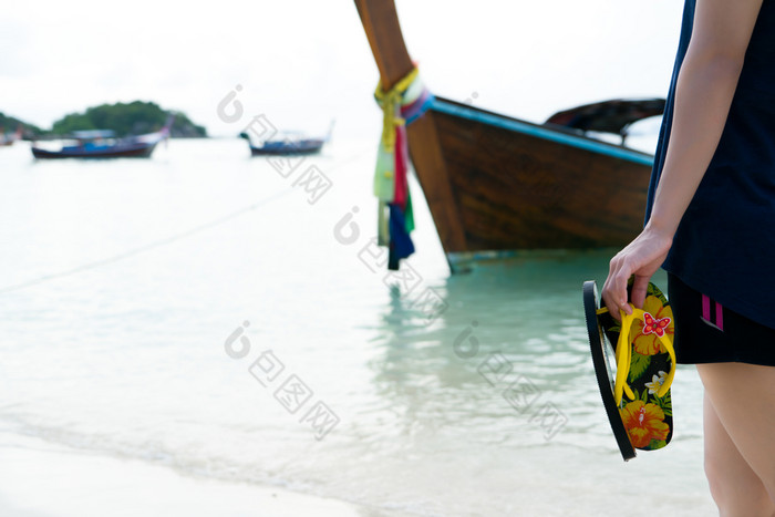 海滩旅行女孩持有拖鞋而走的白色三海滩旅行女孩持有拖鞋而走的白色沙子海滩假期和放松