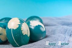 快乐复活节有机蓝色的复活节鸡蛋与蓝色的背景复活节假期装饰复活节概念背景