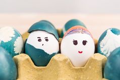 快乐复活节可爱的男孩和女孩有机复活节鸡蛋复活节假期装饰复活节概念背景