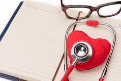 听诊器和红色的心象征医疗保健和医学健康的和保险世界健康一天概念