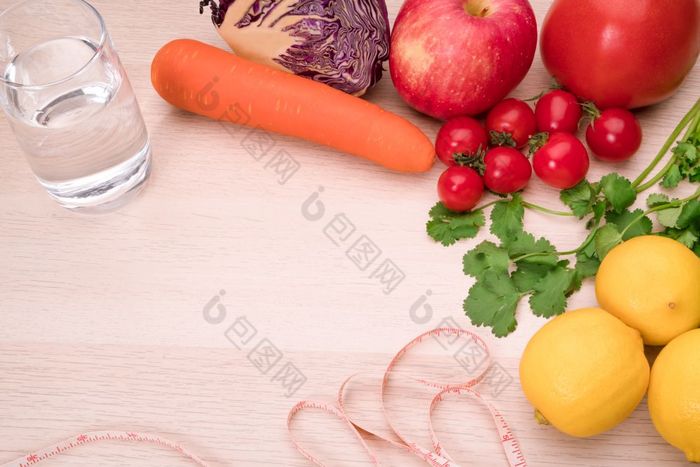 新鲜的蔬菜水果纯水健康的食物饮食营养和健身生活概念