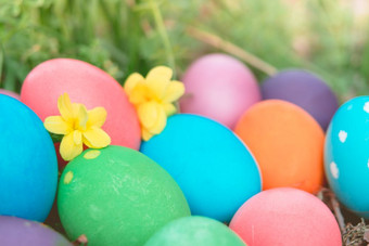 复活节周日快乐复活节色彩斑斓的复活节鸡蛋亨特假期装饰复活节概念背景与复制空间