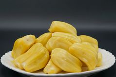 新鲜的菠萝蜜片白色板甜蜜的黄色的菠萝蜜成熟的素食者素食主义者生食物异国情调的热带水果孤立的