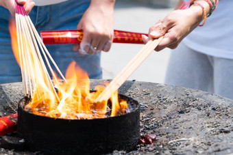 照明的蜡烛祈祷佛龙华寺庙上海中国