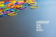 领导业务概念黄色的颜色橡胶乐队引领其他颜色与词领导团队信任和尊重黑色的背景