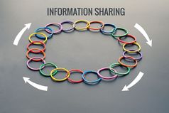 信息分享概念色彩斑斓的橡胶乐队与词信息分享流箭头黑色的背景
