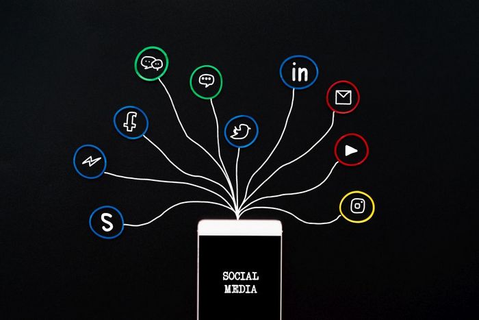 上海中国7月社会媒体和沟通概念的智能手机与橡胶乐队与手写作社会媒体图标黑色的背景