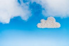 白色大米毛茸茸的云形状的深蓝色的天空背景云存储概念