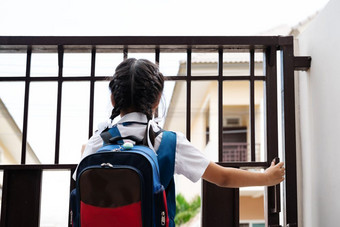 小亚洲女孩统一的开放的通过为离开<strong>学校</strong>的早....与蓝色的回来包