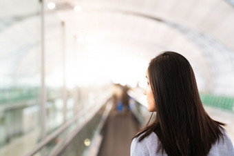 旅行者与旅行袋行李走的机场终端人行道为空气旅行模糊运动