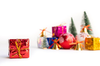 圣诞节红色的<strong>礼物盒子</strong>圣诞节<strong>礼物盒子</strong>和树与金钟松视锥细胞红色的和白色球白色背景