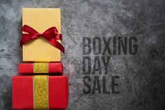 拳击一天出售概念圣诞节礼物盒子水泥背景前视图