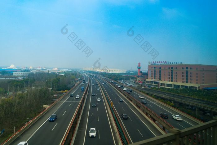 上海中国4月的高速公路郊区上海多云的一天采取从的高速火车