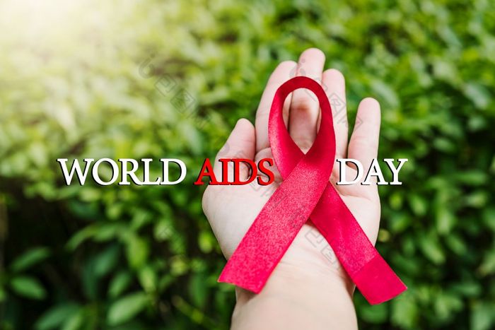艾滋病意识标志红色的丝带的战斗对艾滋病标志女人手