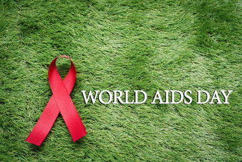 艾滋病意识标志红色的丝带的战斗对艾滋病标志绿色草