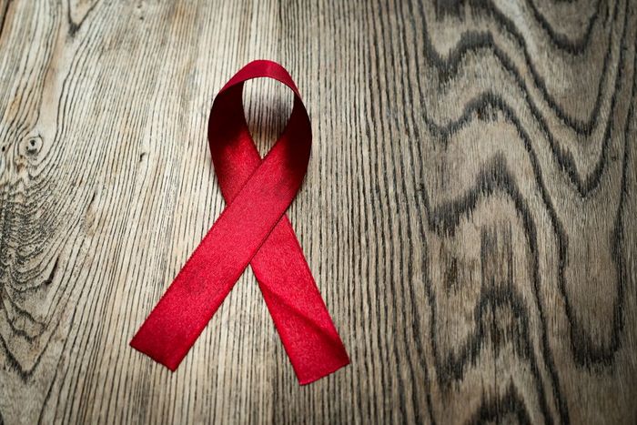 艾滋病意识标志红色的丝带的战斗对艾滋病标志木表格