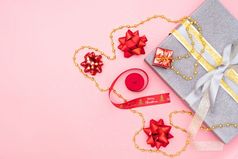礼物盒子礼物盒子与红色的弓粉红色的背景为生日圣诞节婚礼仪式