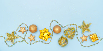 礼物盒子现在盒子与金明星和球蓝色的背景为生日圣诞节婚礼仪式
