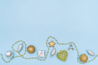 礼物盒子现在盒子与金明星和球蓝色的背景为生日圣诞节婚礼仪式