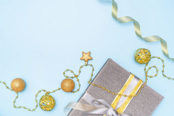 <strong>礼物盒子礼物盒子</strong>与明星和球蓝色的背景为生日圣诞节婚礼仪式