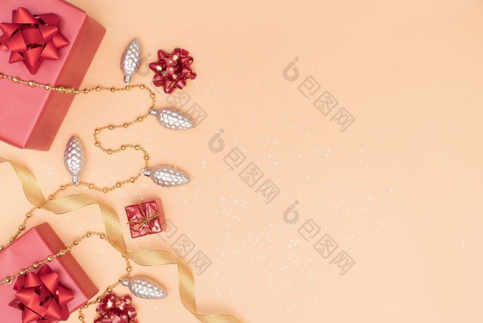 礼物盒子礼物盒子与红色的弓明星和球金背景为生日圣诞节婚礼仪式