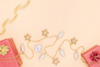 礼物盒子礼物盒子与红色的弓明星和球金背景为生日圣诞节婚礼仪式