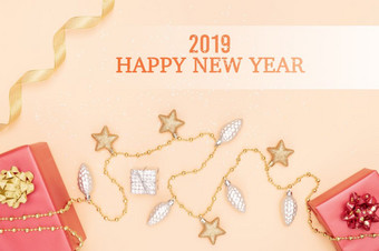 快乐新一年概念<strong>礼物盒子礼物盒子</strong>与红色的弓明星和球金背景