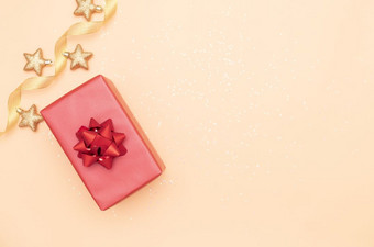礼物盒子礼物盒子与红色的弓和明星金背景为生日圣诞节婚礼仪式