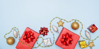 礼物盒子礼物盒子与红色的弓明星和球蓝色的背景为生日圣诞节婚礼仪式