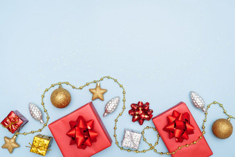 <strong>礼物盒子礼物盒子</strong>与红色的弓明星和球蓝色的背景为生日圣诞节婚礼仪式