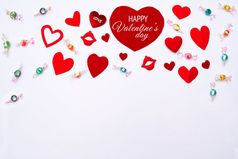 情人节一天概念白色背景与红色的心和甜蜜的糖果