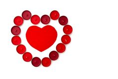情人节一天概念白色背景与红色的心和蜡烛