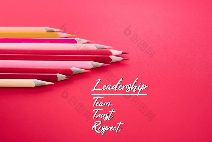 领导业务概念红色的颜色铅笔引领其他颜色与词领导团队信任和尊重粉红色的背景