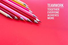 团队合作概念集团颜色铅笔粉红色的背景与词团队合作在一起每一个人达到和更多的