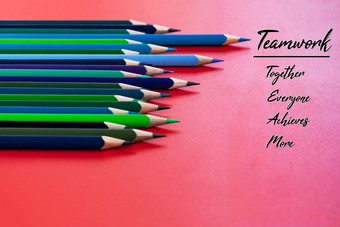 团队合作概念集团颜色铅笔红色的背景与词团队合作在一起每一个人达到和更多的