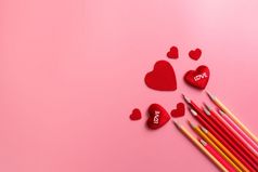 情人节一天概念红色的心和颜色铅笔粉红色的背景