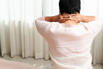 脖子和肩膀疼痛老女人痛苦从脖子和肩膀受伤健康问题概念